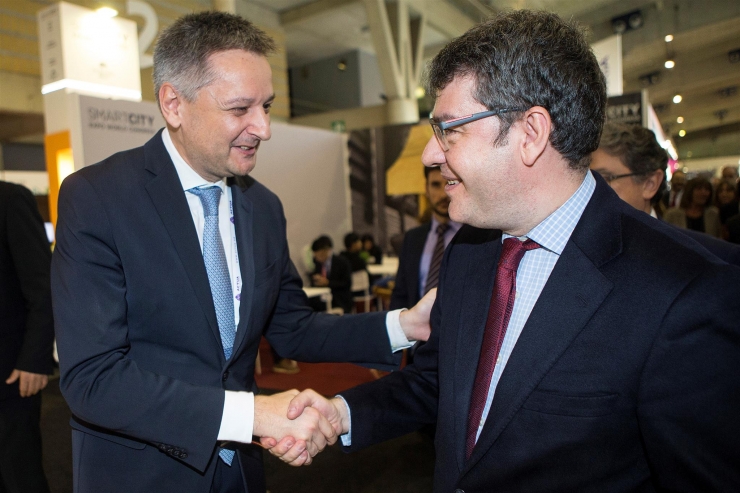 Gilbert Saboya saluda el ministre espanyol d'Energia, Turisme i Agenda Digital, Álvaro Nadal, durant la inauguració de la setena edició de l'Smart City Expo World Congress (SCEWC). EFE/Quique García